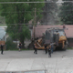 Imagen: La policía intentando frenar la excavadora. AP